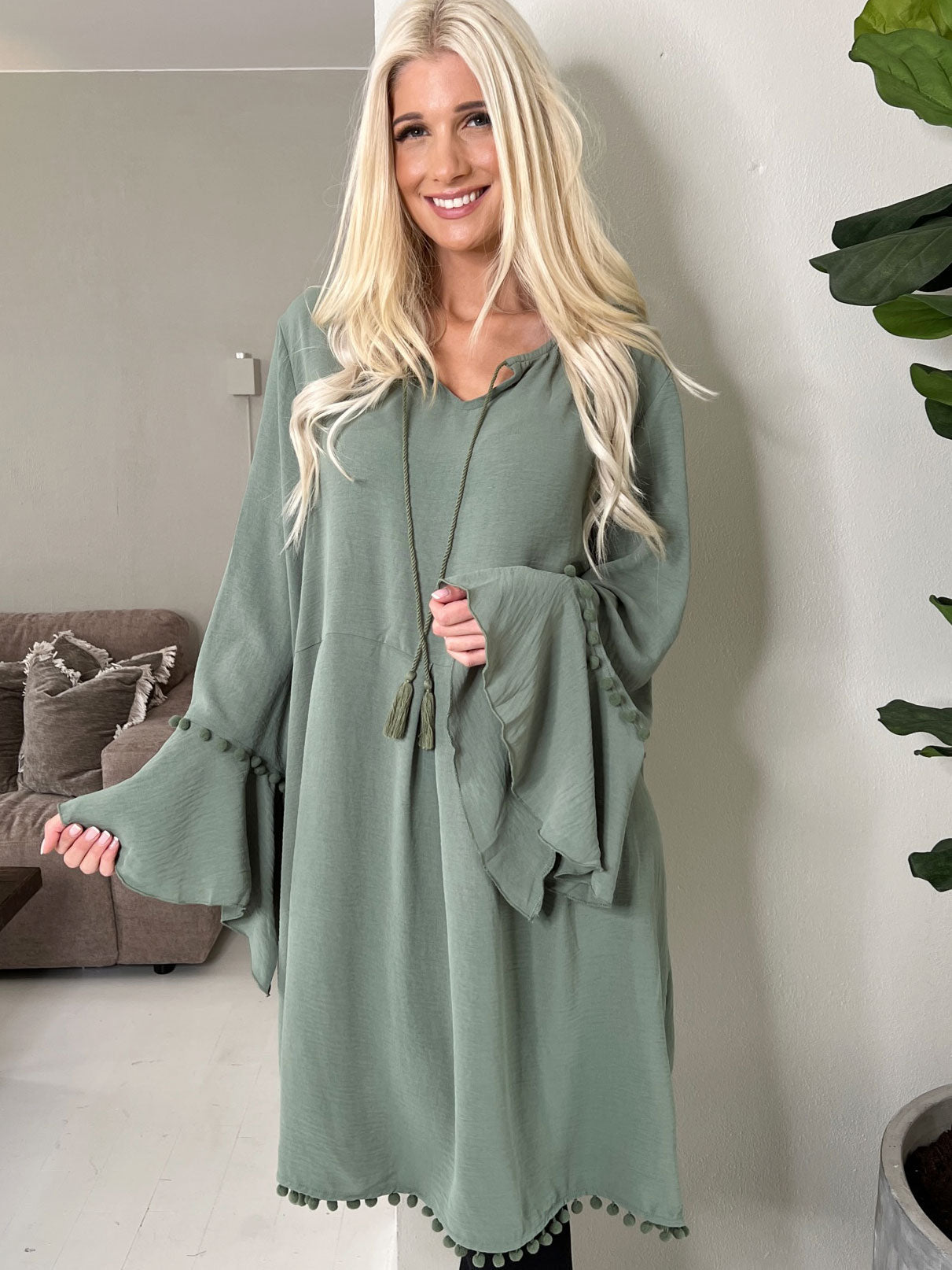 Matilda - Söt klänning med små pompoms